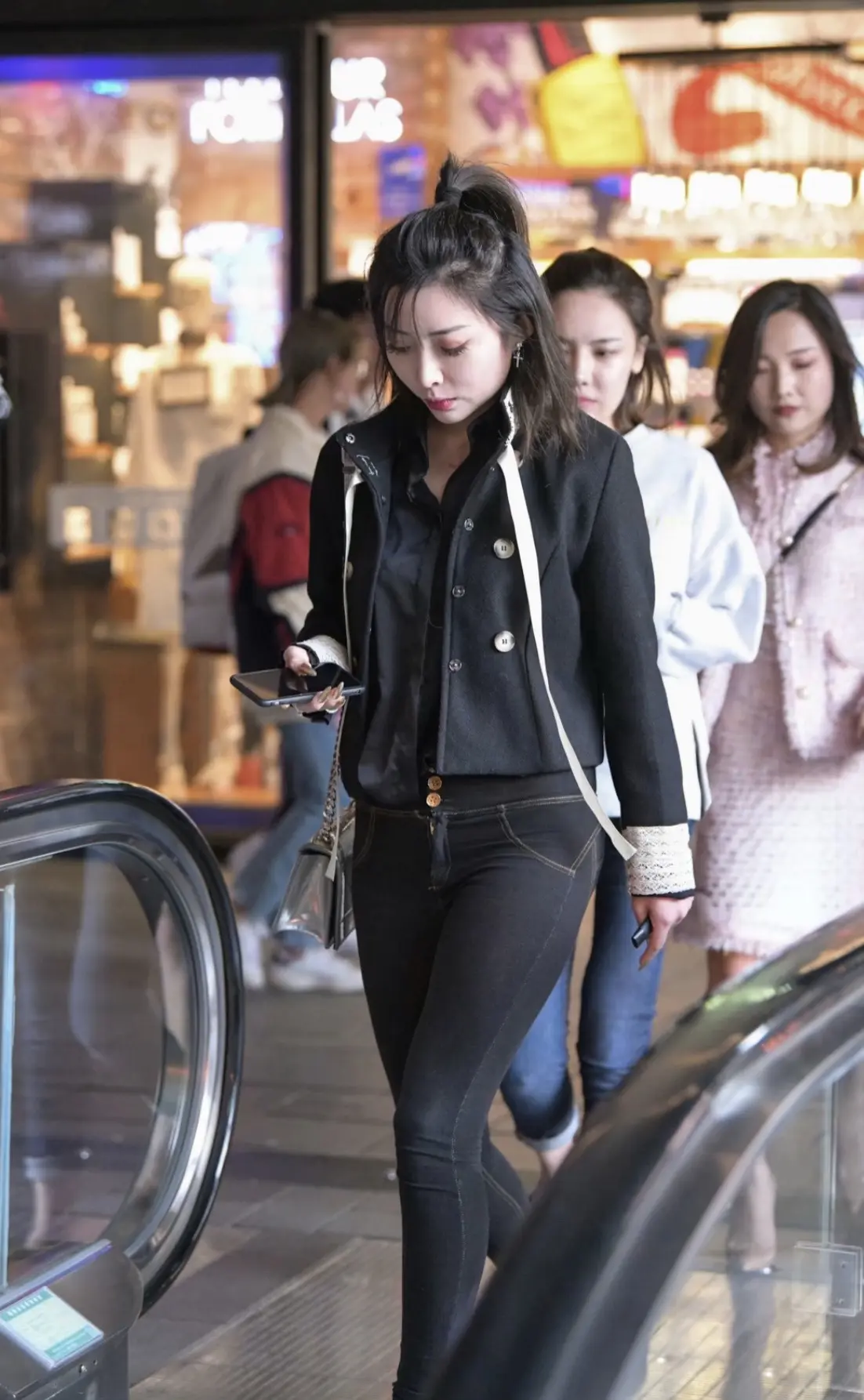 一本正经的游客照 上海逛展主打一个拍照