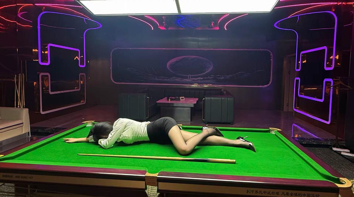 打台球🎱打累了桌上睡一会 