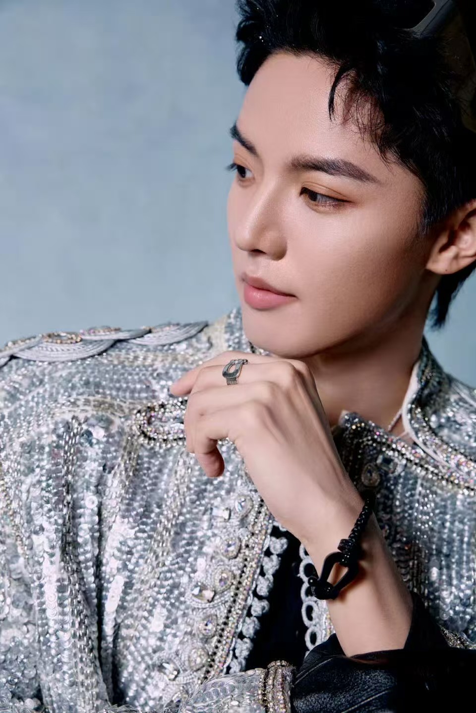 时尚32周年时尚之夜时尚灵感解读 周峻纬时尚之夜，银闪外套搭复古红电视道具，酷感