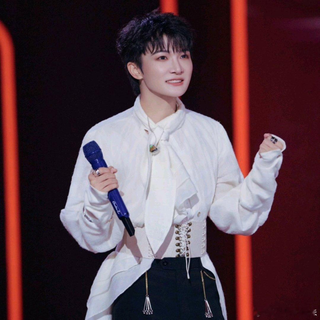 周深白色束腰   那一刻，聚光灯洒下，周深身着白色束腰衬衫翩然登场，仿佛是从梦幻