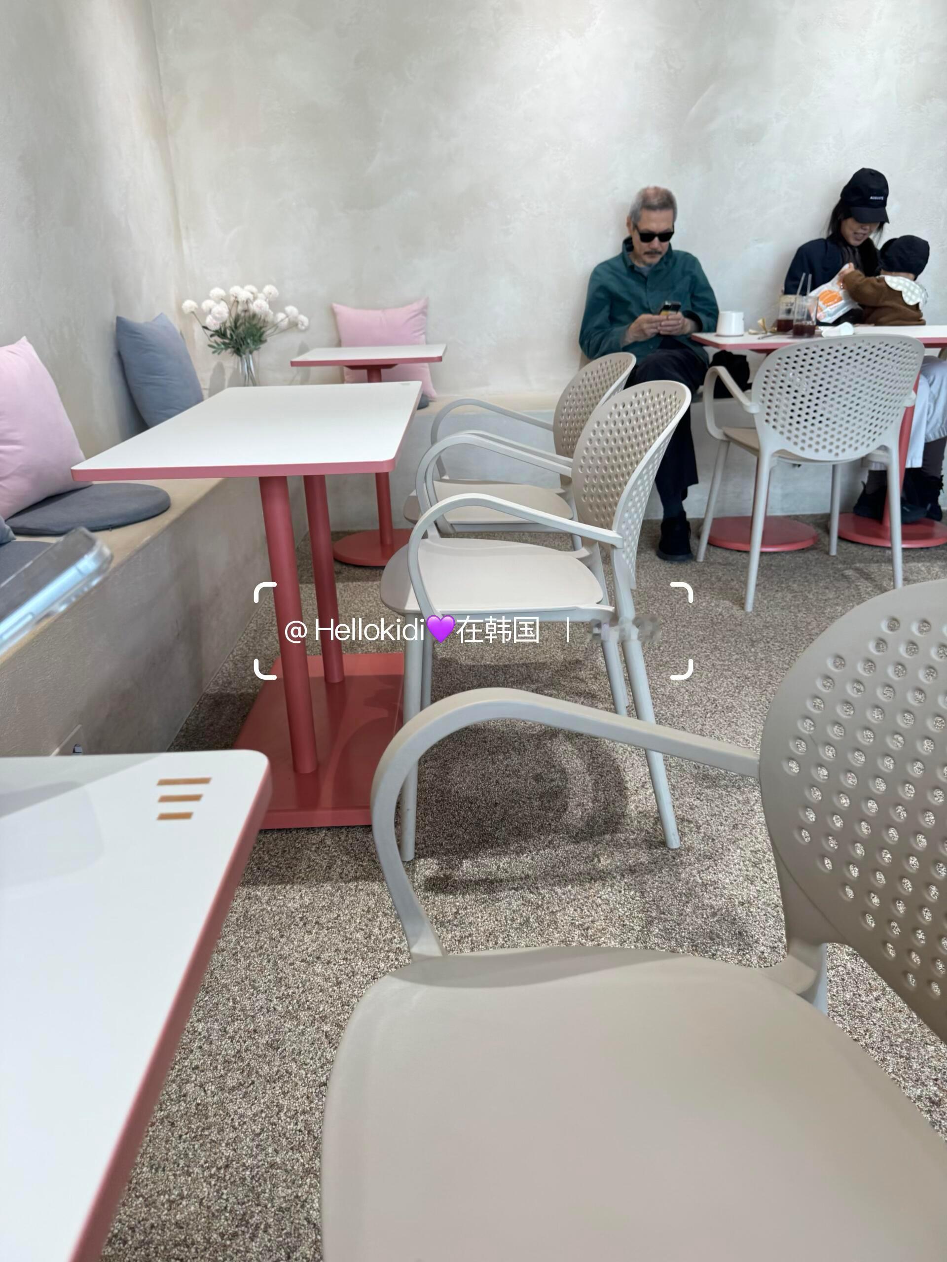 偶遇洪尚秀金敏喜咖啡店带儿子咖啡店偶遇金敏喜带儿子咖啡店偶遇洪尚秀金敏喜带儿子