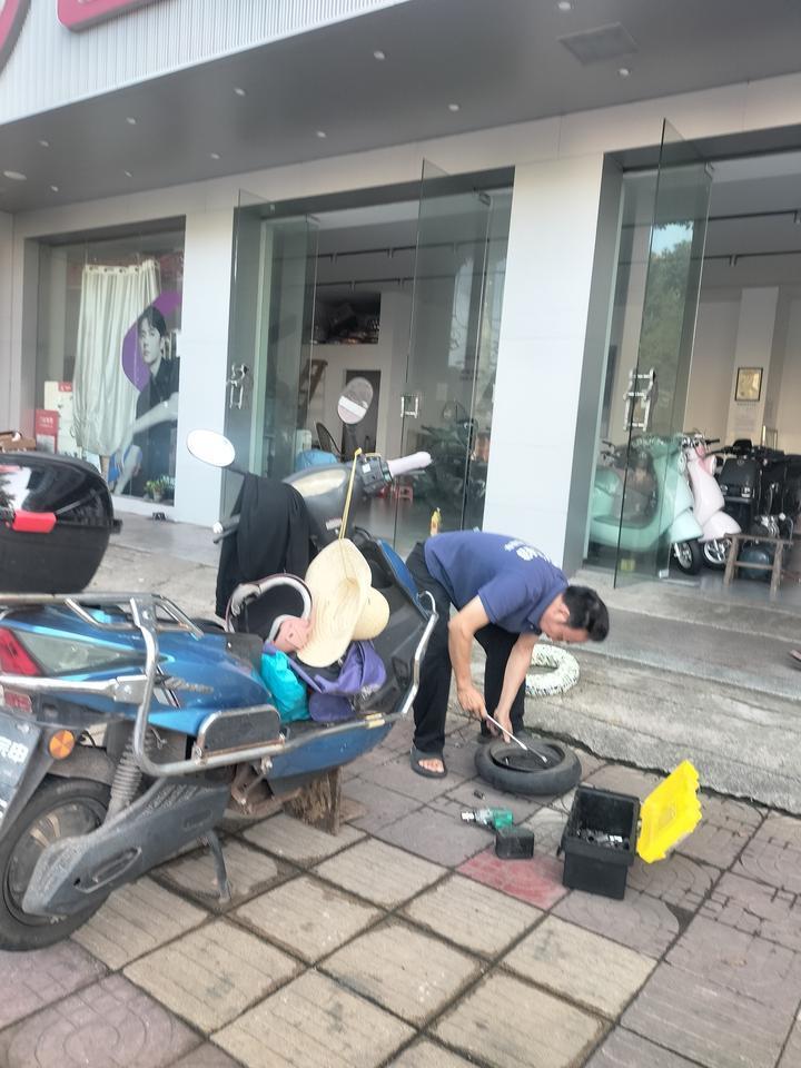 今天我骑电动车去县城，在路上就爆胎就，心里非常着急，而离电动车的店里还有一段距路