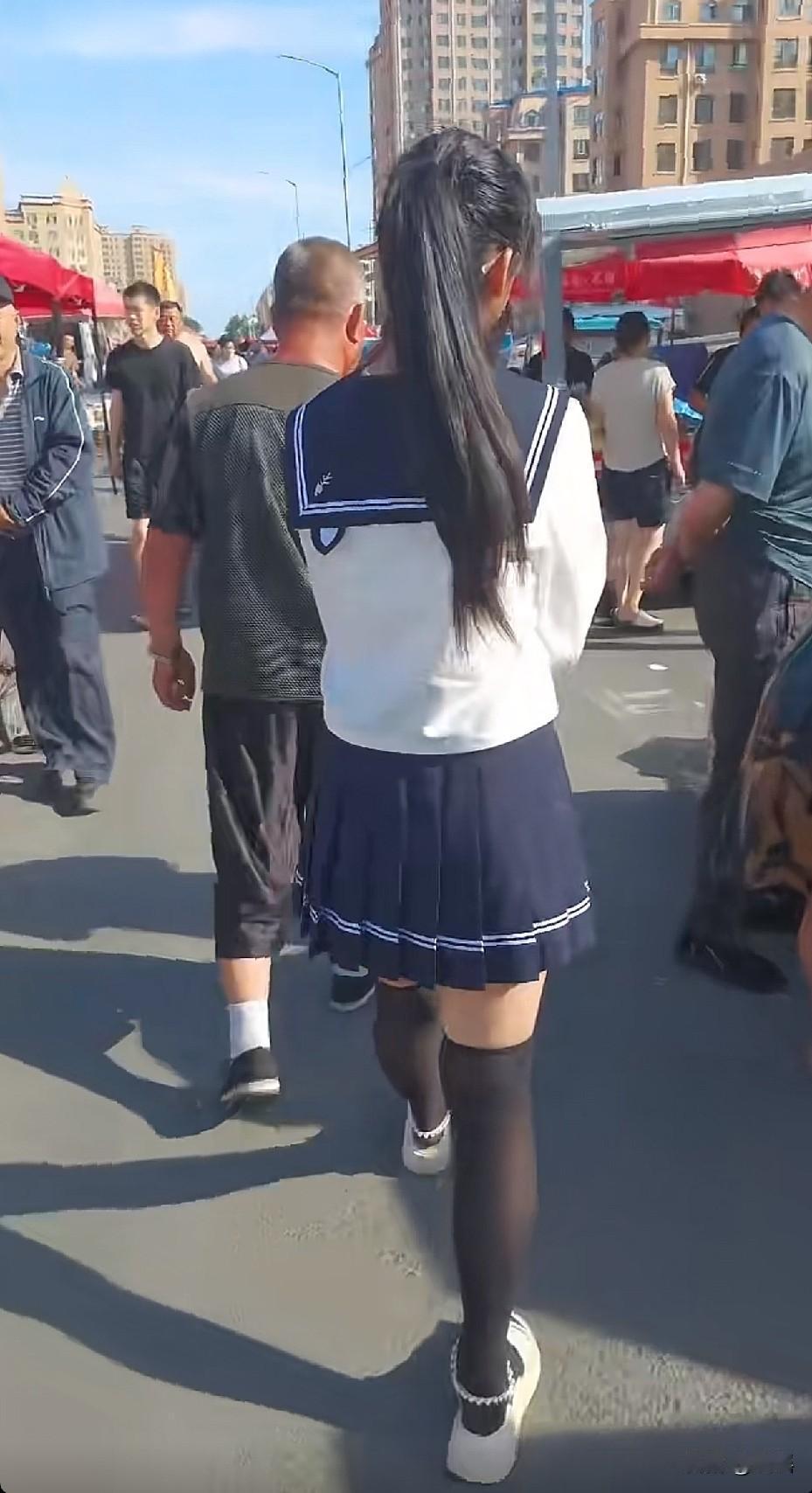 只要是黑色长筒袜JK妹子，永远都是一道靓丽的风景线