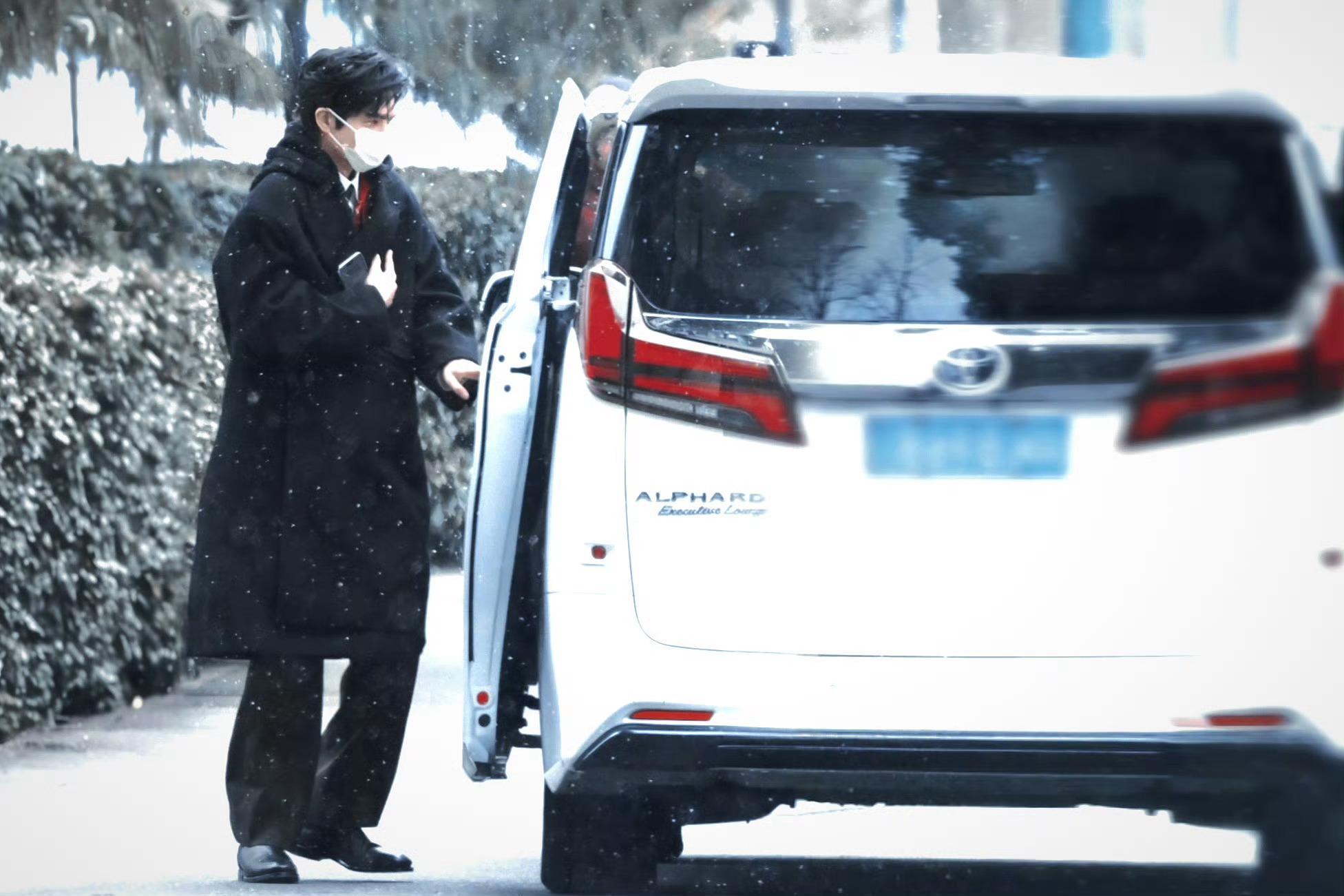 宋威龙春晚带妆联排宋威龙出场自带BGM，雪花都给他鼓掌欢呼！！期待春晚的表现！ 