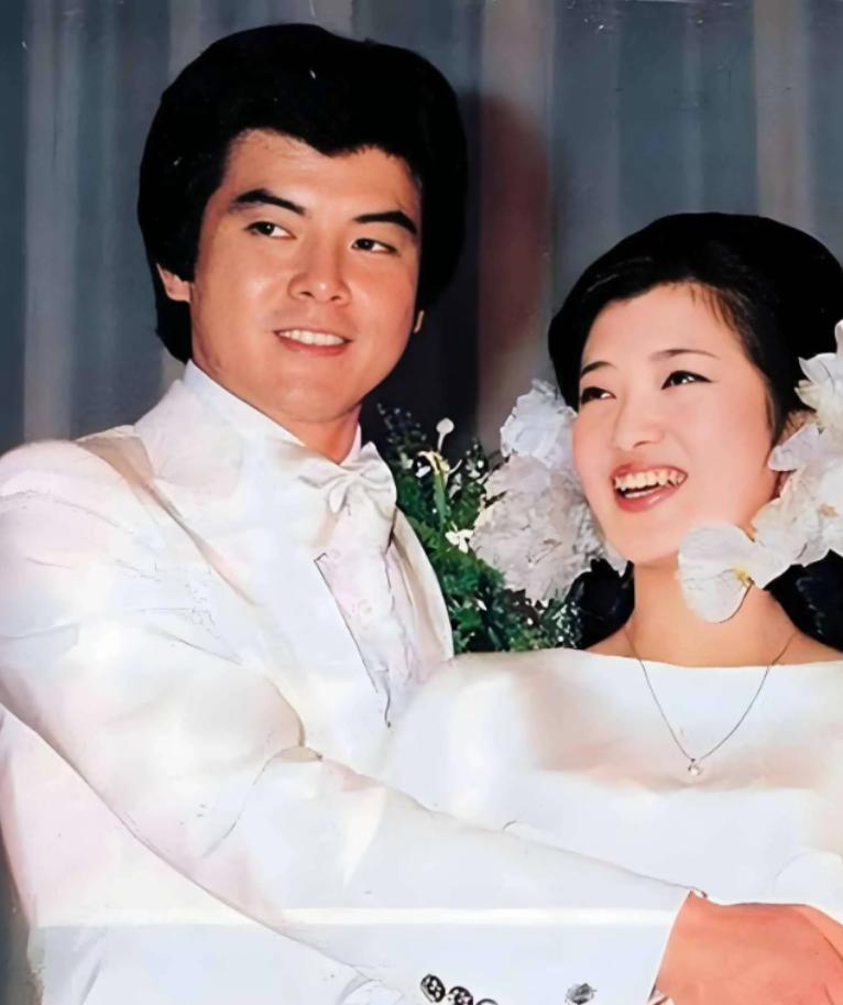 别再吹山口百惠的神仙爱情了！背后的苦，比你想的多10倍！

在东京一家寻常的超市