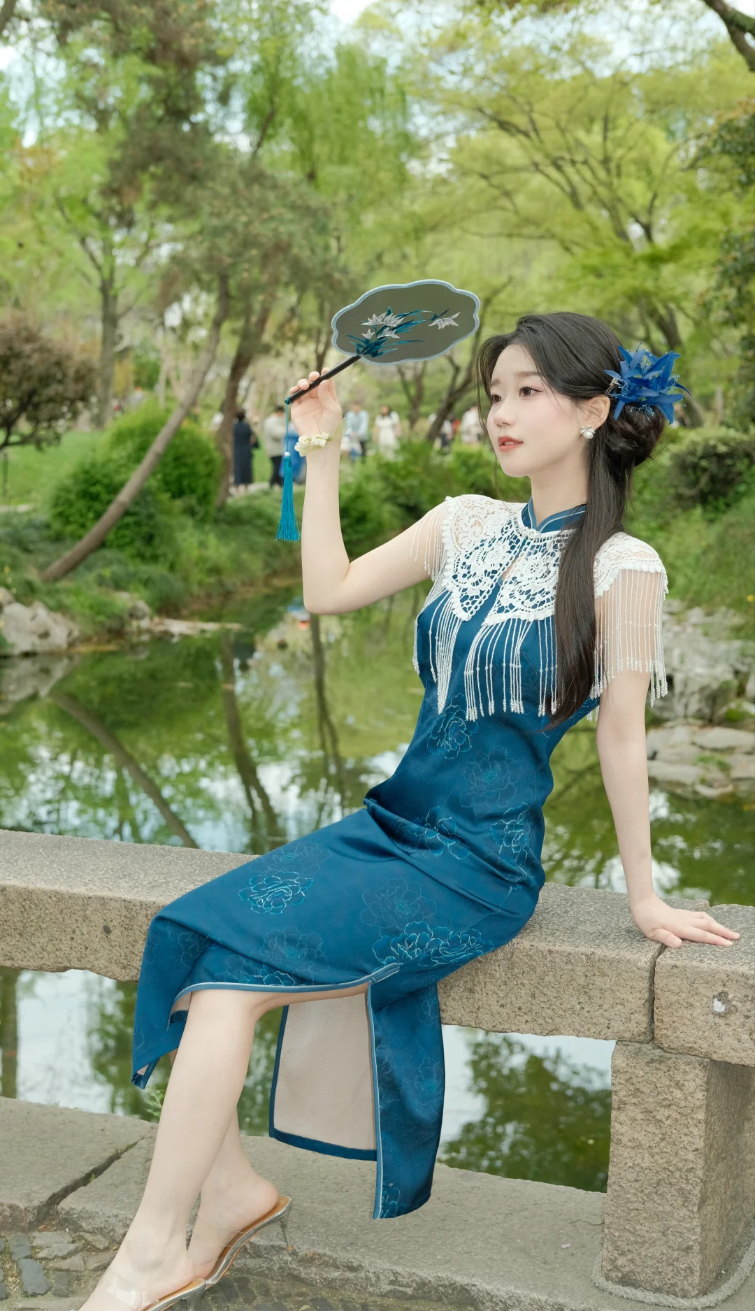 云破月来花弄影，蓝袍入画风满庭