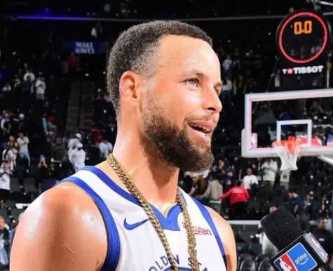 库里生涯对阵布克战绩17胜11负，场均26.4分5.5板5.6助1.1断
04月