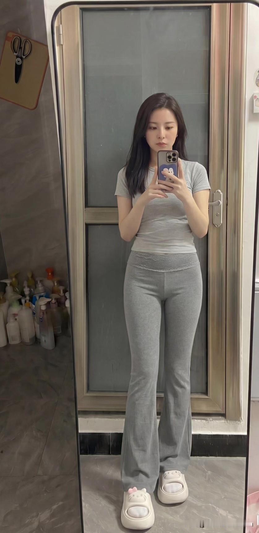 女生如何穿搭看起来时尚更有品味呢牛仔裤或卫裤搭配T恤都是不错的选择