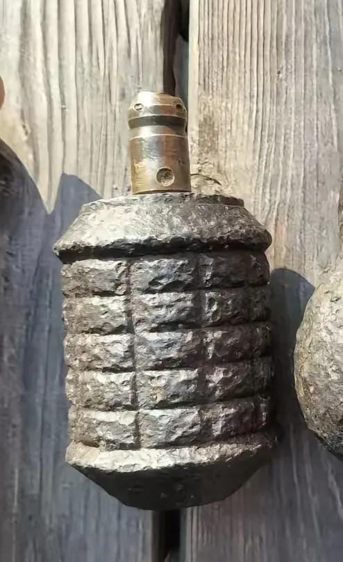 这便是当年日本鬼子在侵华战争中使用的手雷。尽管岁月流逝，它的外皮已然斑驳，但看上