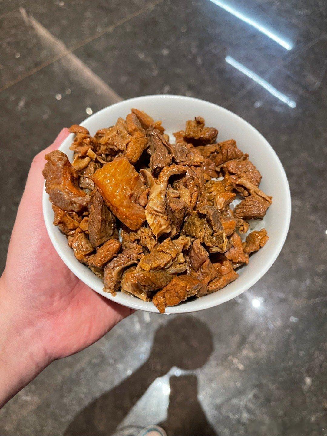 终于恰到饭了恰极氪9x发布会的饭这一大碗牛肉真不错我去煮面档口弄了个大碗盛好米饭