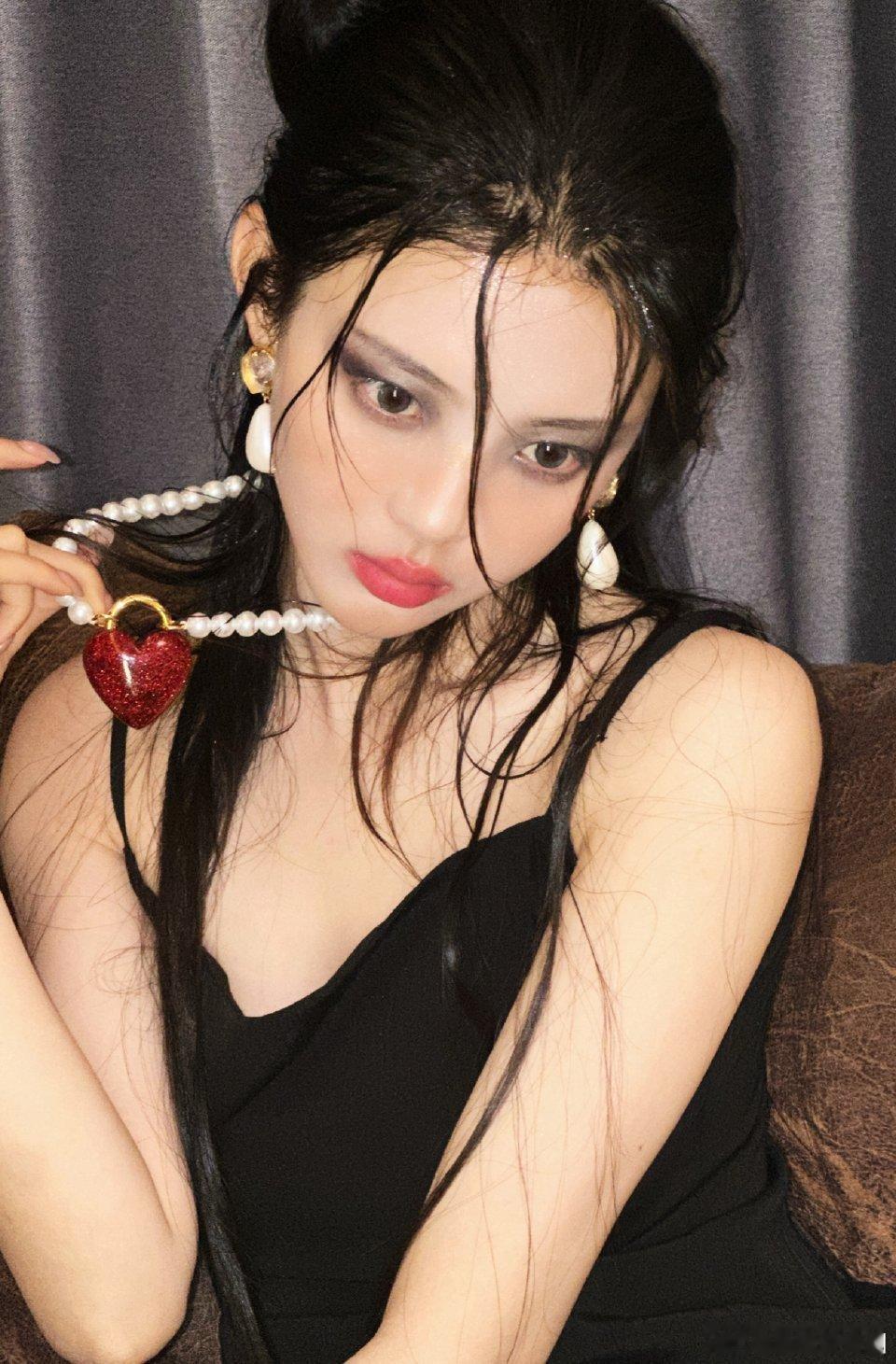 杨超越这个妆容真的是非常的有反差感啊[允悲][允悲][允悲]不过这是不是也是吸睛