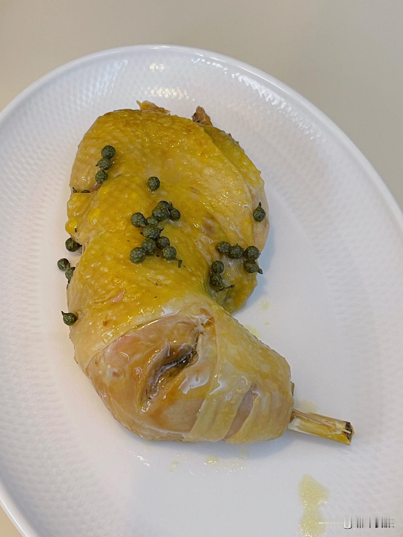 藤椒鸡腿做法：鸡腿洗净后用牙签正背面扎几下，抹少许盐，挂起来风干2小时，再用一点