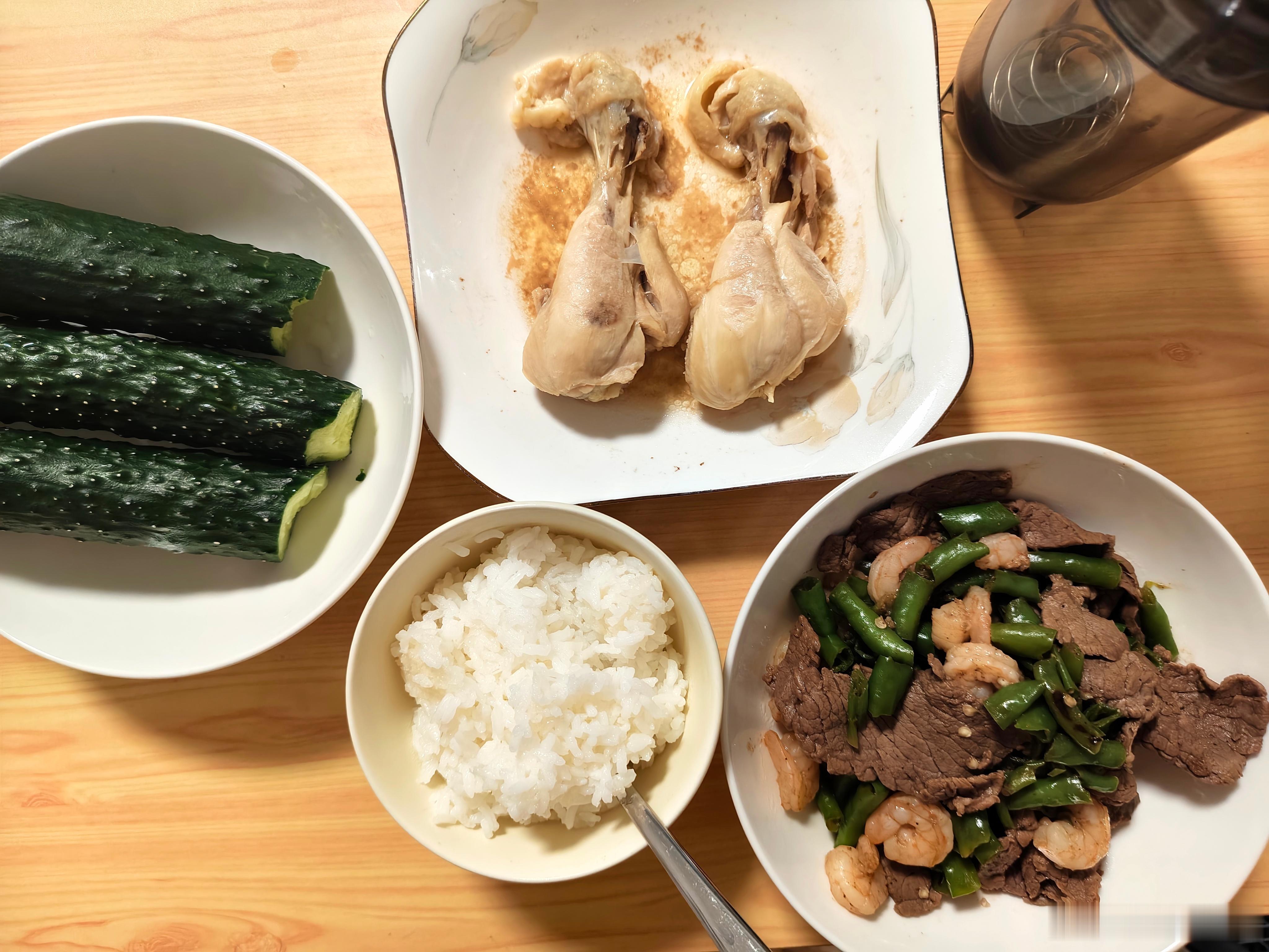 我做好饭了，吃饭。你们睡那么早吗？你们怎么睡得着的？算了，各位晚安吧 