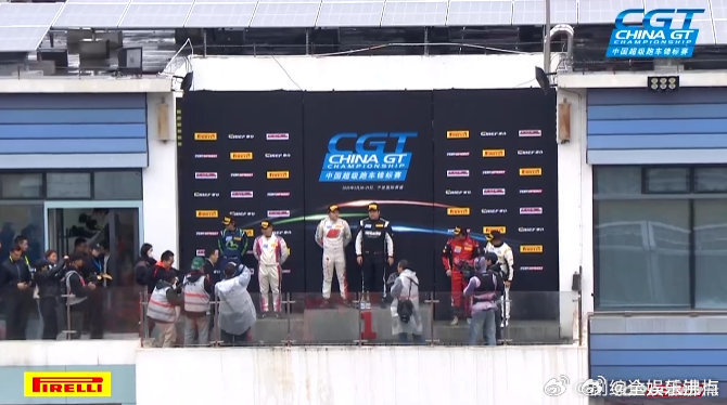 这男人是吃了什么“开挂”秘籍？王一博昨天热身赛出意外，今天正赛秒变赛车战神，直接