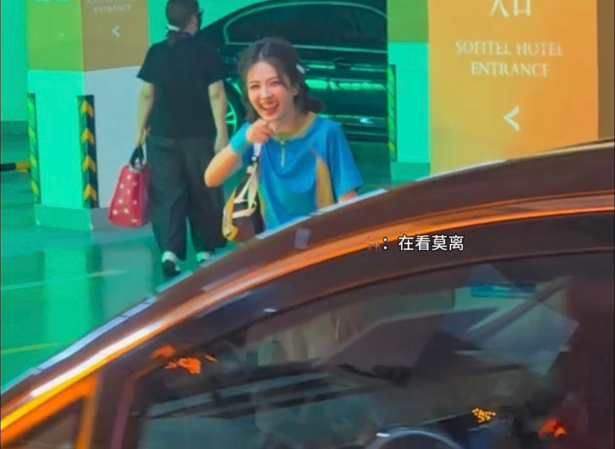 当白鹿看见粉丝在放莫离时的反应 白鹿在停车场一看到粉丝放《莫离》，瞬间笑得眉眼弯