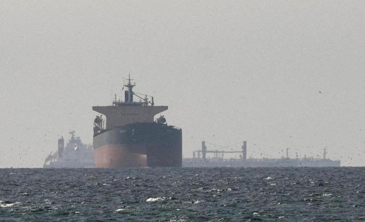 3月30日，伊朗议会通过法案，要求所有过往船只缴纳安全通行费，还明确禁止部分国家