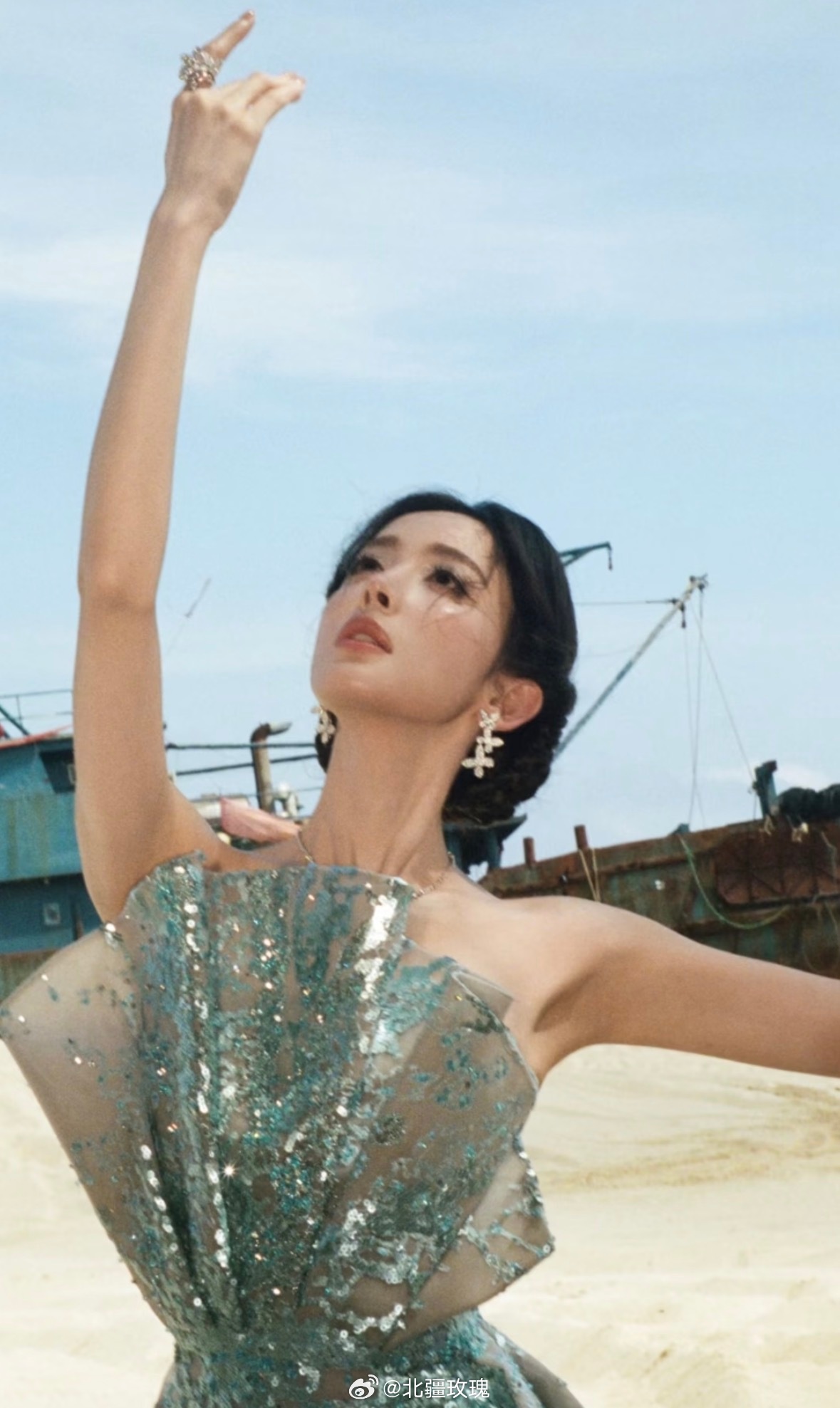 娜扎像在海中跳芭蕾，实在优雅～ 