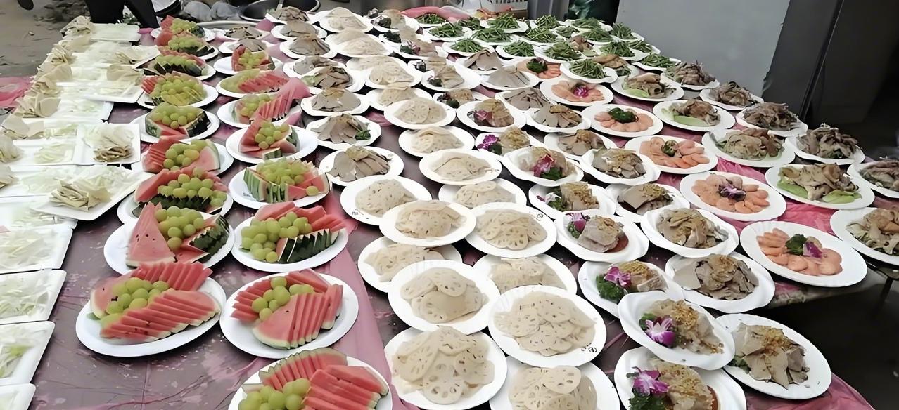 最近贵州六盘水一个乡镇出了个移风易俗的倡议，在网上吵得特别热闹，核心就是双方都是