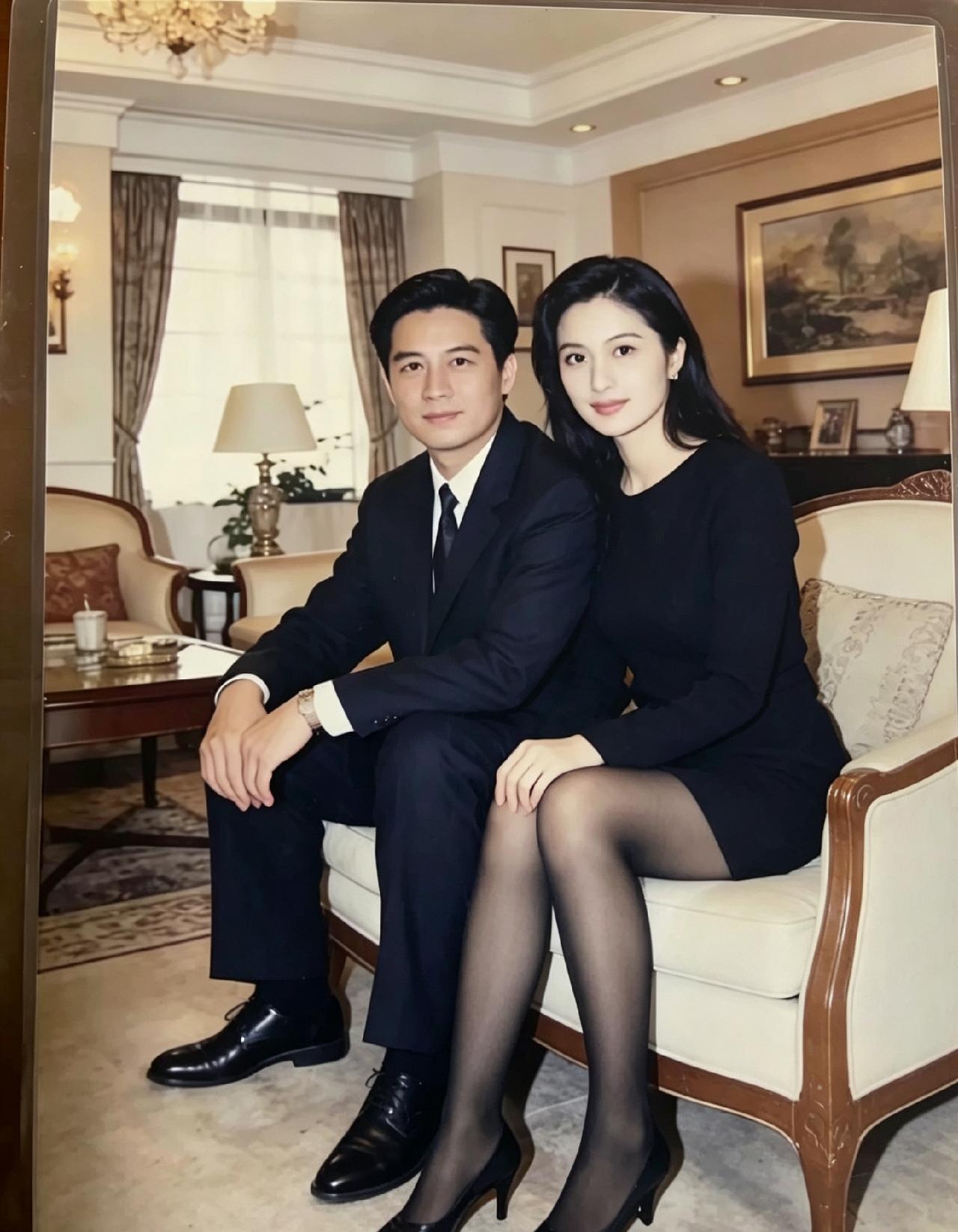 他俩到底是谁配不上谁呀。翻出父母年轻时的照片，真的是太般配了，他俩都是超高颜值，
