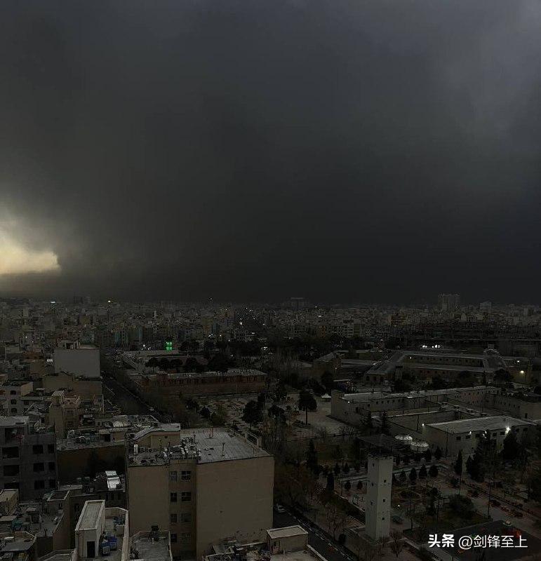 这是德黑兰现在的天空，全被浓烟和油雾所笼罩，宛如世界末日来临
德黑兰今天早上下了