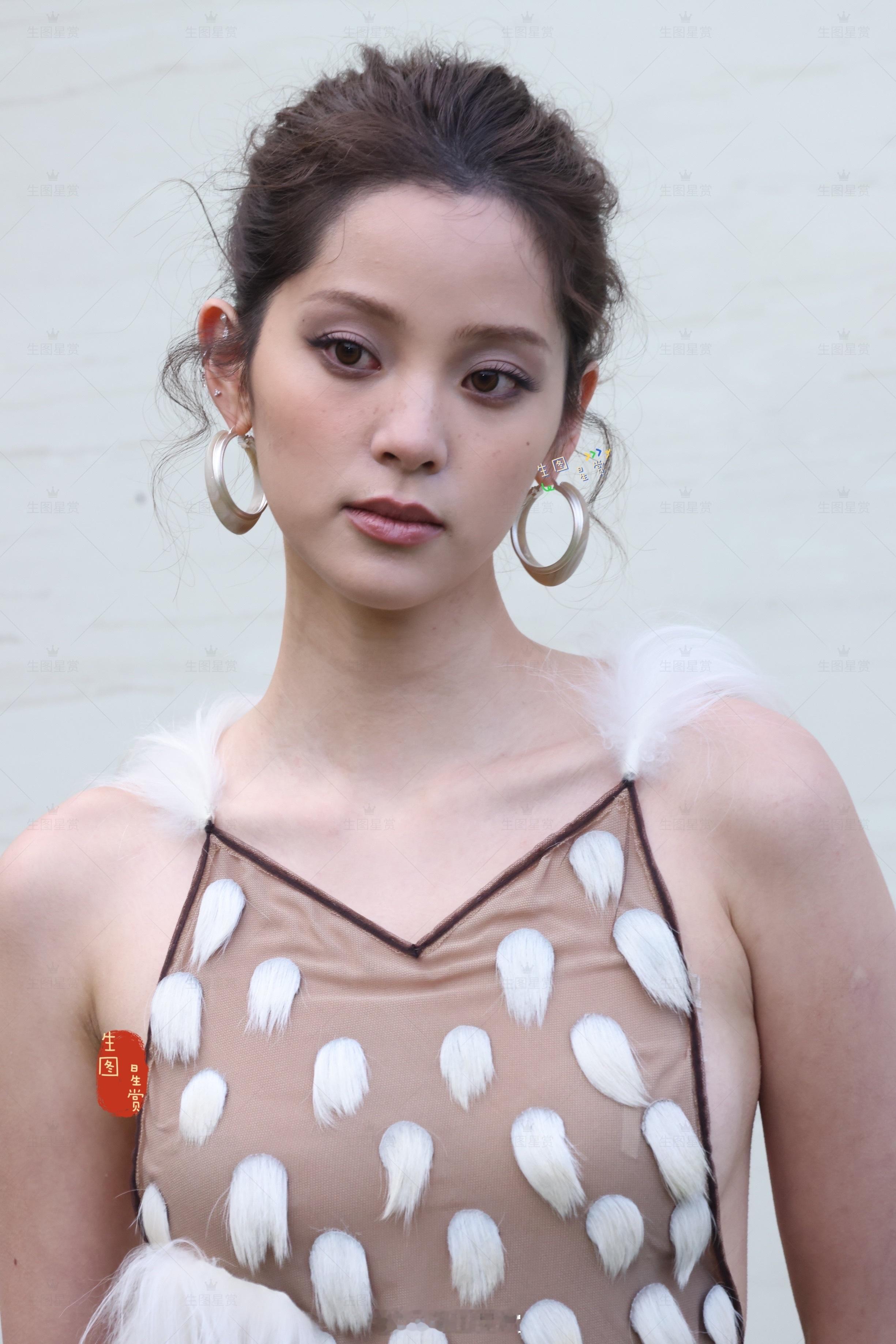戴大耳环雀斑妆的欧阳娜娜VOGUE风毯生图美貌VOGUE山谷假日