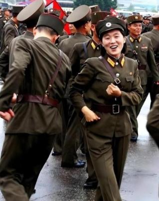 全世界都想不通的军事奇迹！被围堵70年、穷得连饭都吃不上，人口还没中国一个省多，