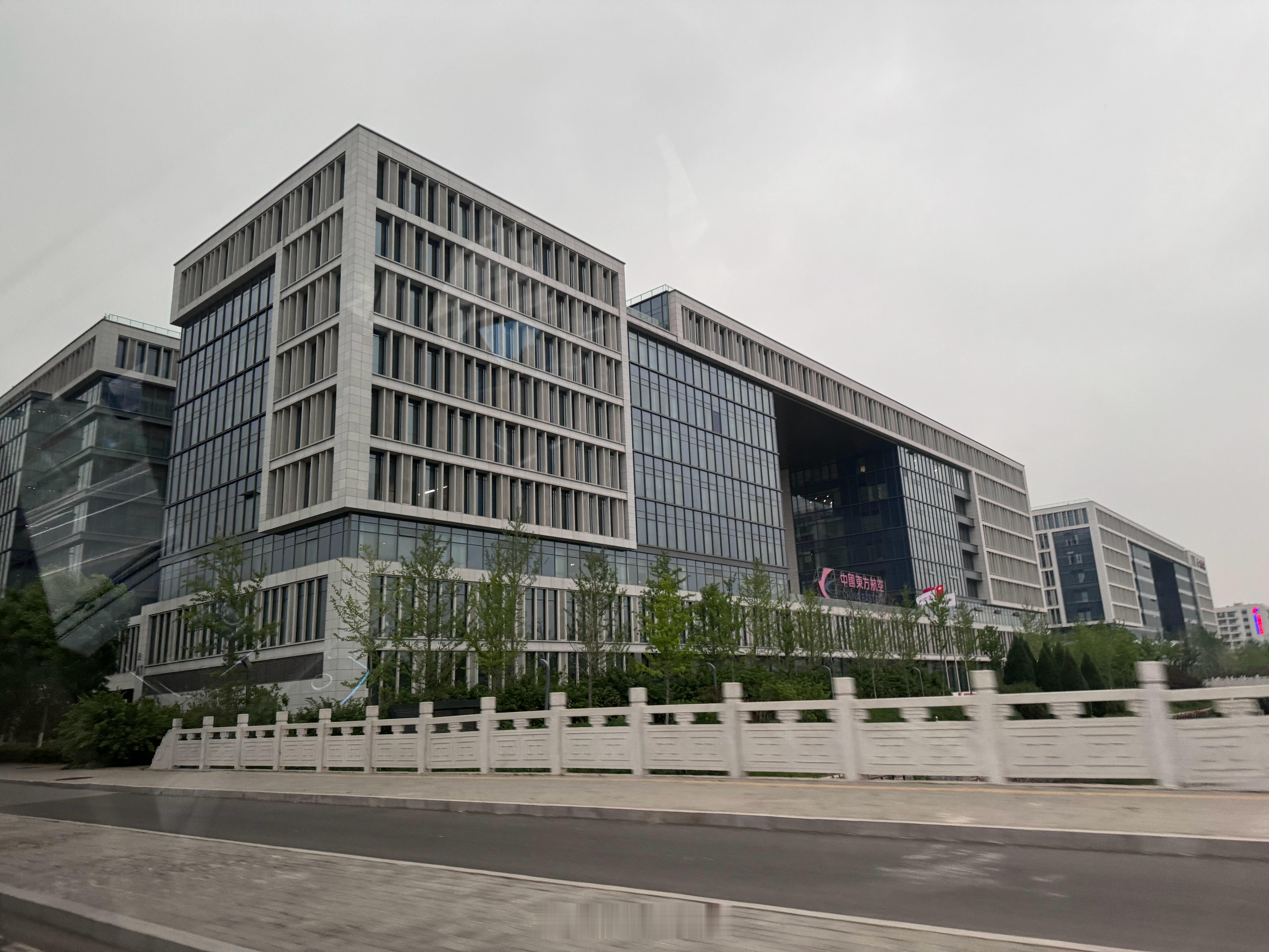 我一个普通旅客怎么就阴差阳错住进了东航大兴基地的机组出勤楼了呢？1️⃣房间装修比