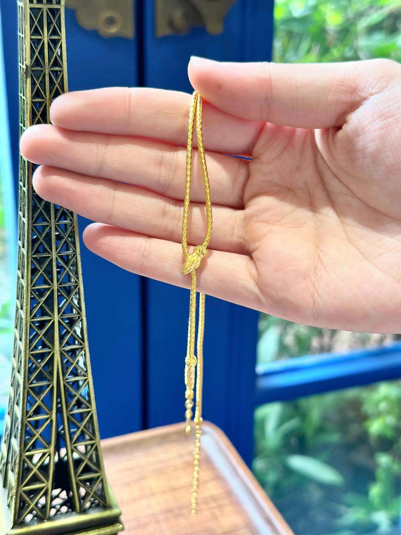 蛇年本命，必备老凤祥生肖蛇年系列首饰！绝对让人惊艳！🐍💖

近日与闺蜜共度逛