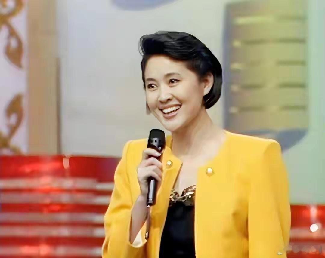 龙洋主持完春晚哭了央视春晚40年，能镇得住场子的也就是2个半人。一个倪萍，拿着一