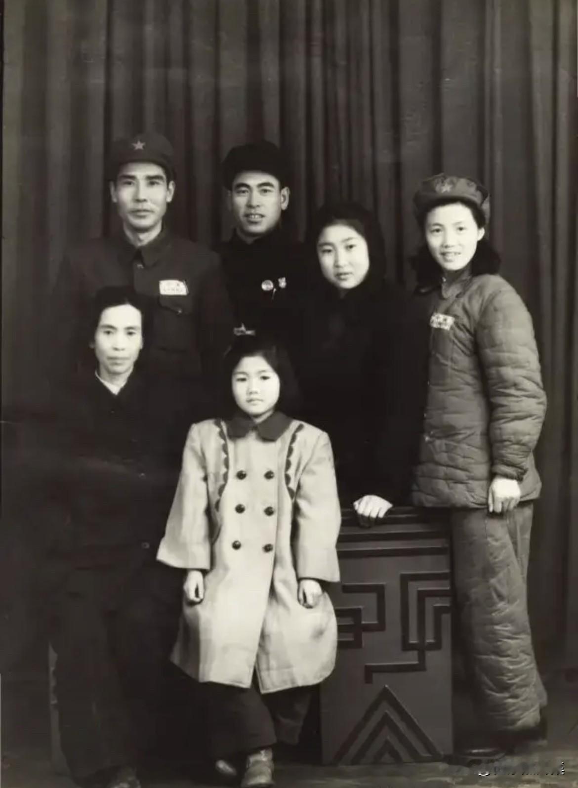 1950年前排左起：​贺子珍、贺小平、李敏、李立英，​后排左起：​贺敏学、警卫员