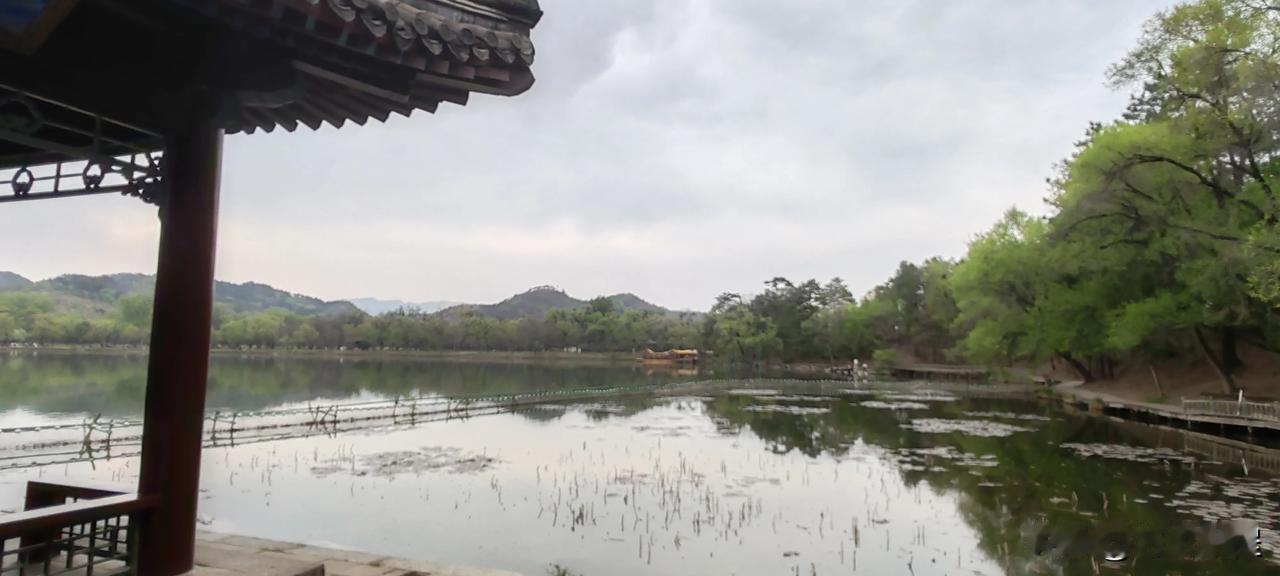 很壮观的一座山庄，以现存的古迹可以推断出当年山庄的一些面貌，可惜，清以后，山庄日