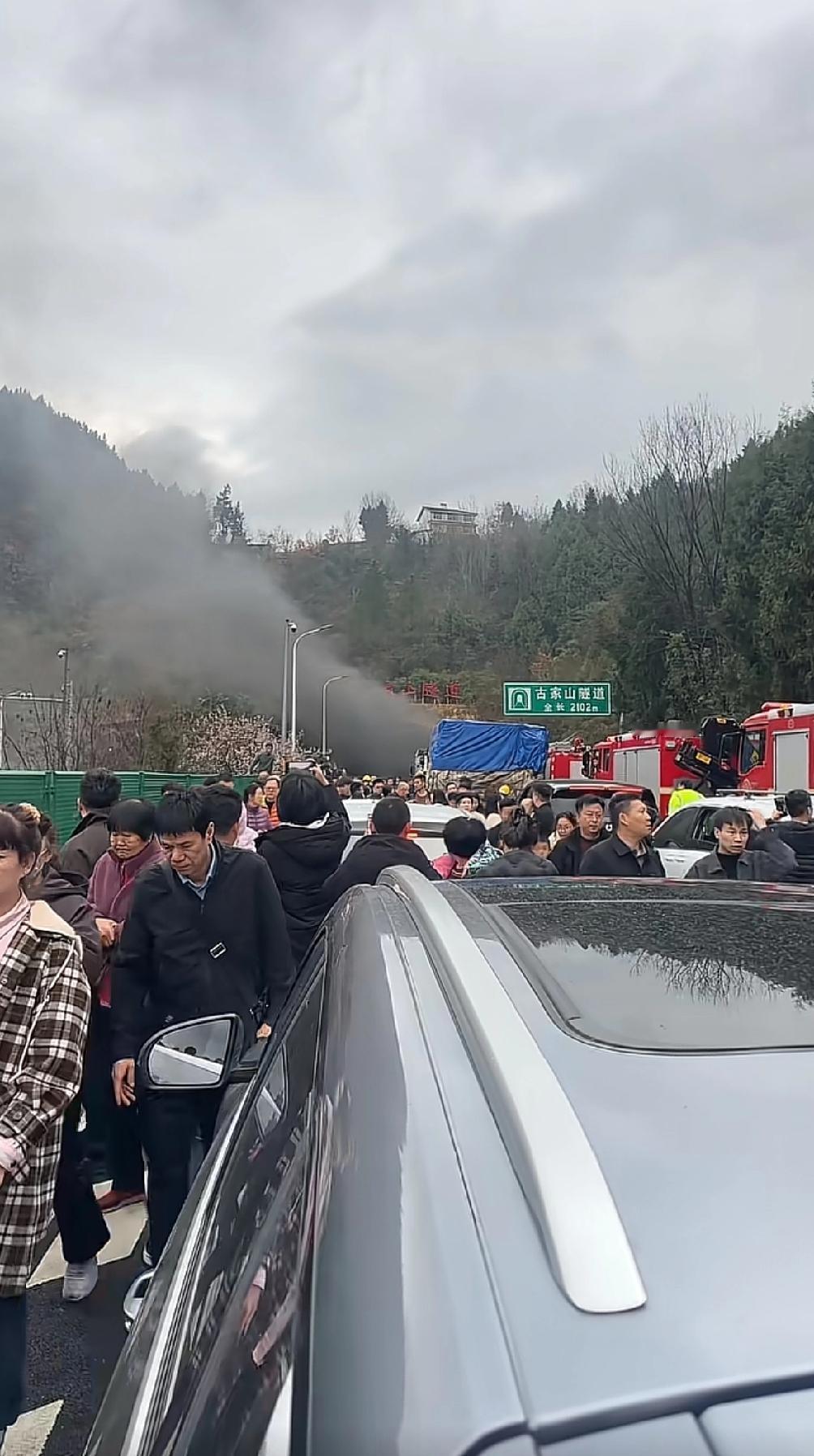 太惊险了
刚刷到消息
古家山遂道发生爆炸
 
该隧道处于广元市朝天区潜溪河大桥北