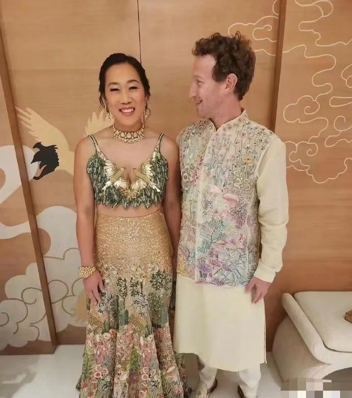 扎克伯格夫妇参加印度首富儿子的婚前派对，二人一身当地服饰，小扎看老婆的眼神要甜出