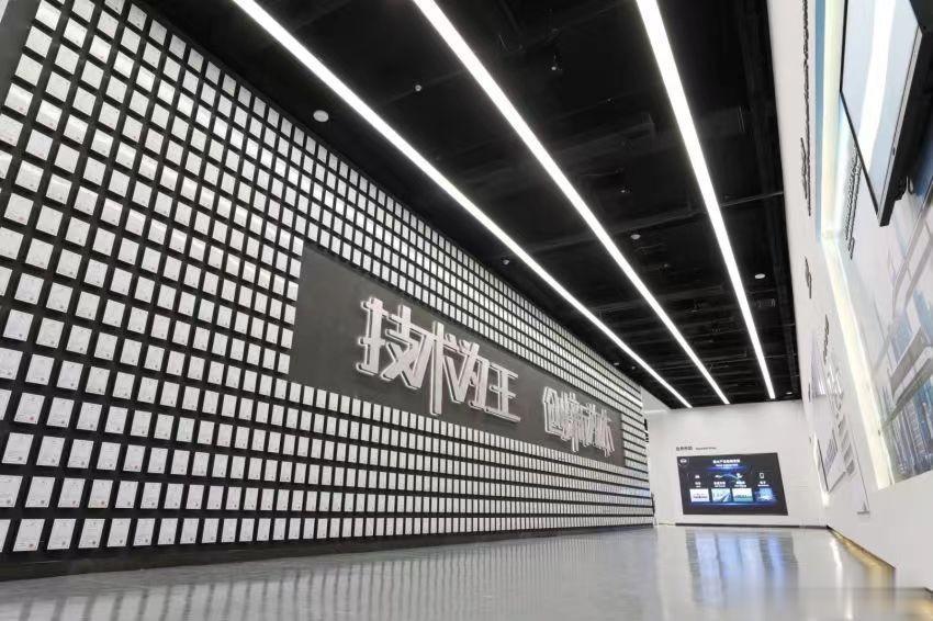 
比亚迪作为全球很有代表性的新能源企业，秉承着“技术为王、创新为本”的发展思路，