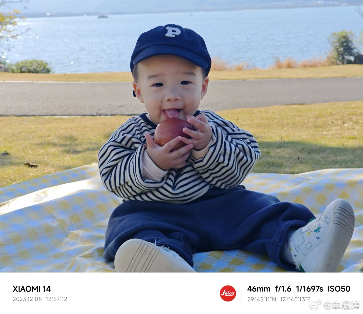 天气好带娃出来晒晒，这小子第一次在草坪上坐着，兴奋的不行。  ​​​