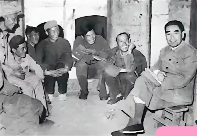 一张珍贵的照片。
这是什么场景，没见过，好像是周恩来总理在和工友们唠家常呢，这一