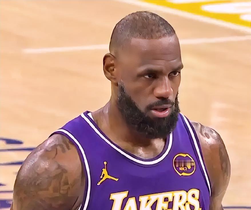 太燃了，湖人128-121险胜灰熊，这3位球员是赢球功臣！
1. 詹姆斯，41岁