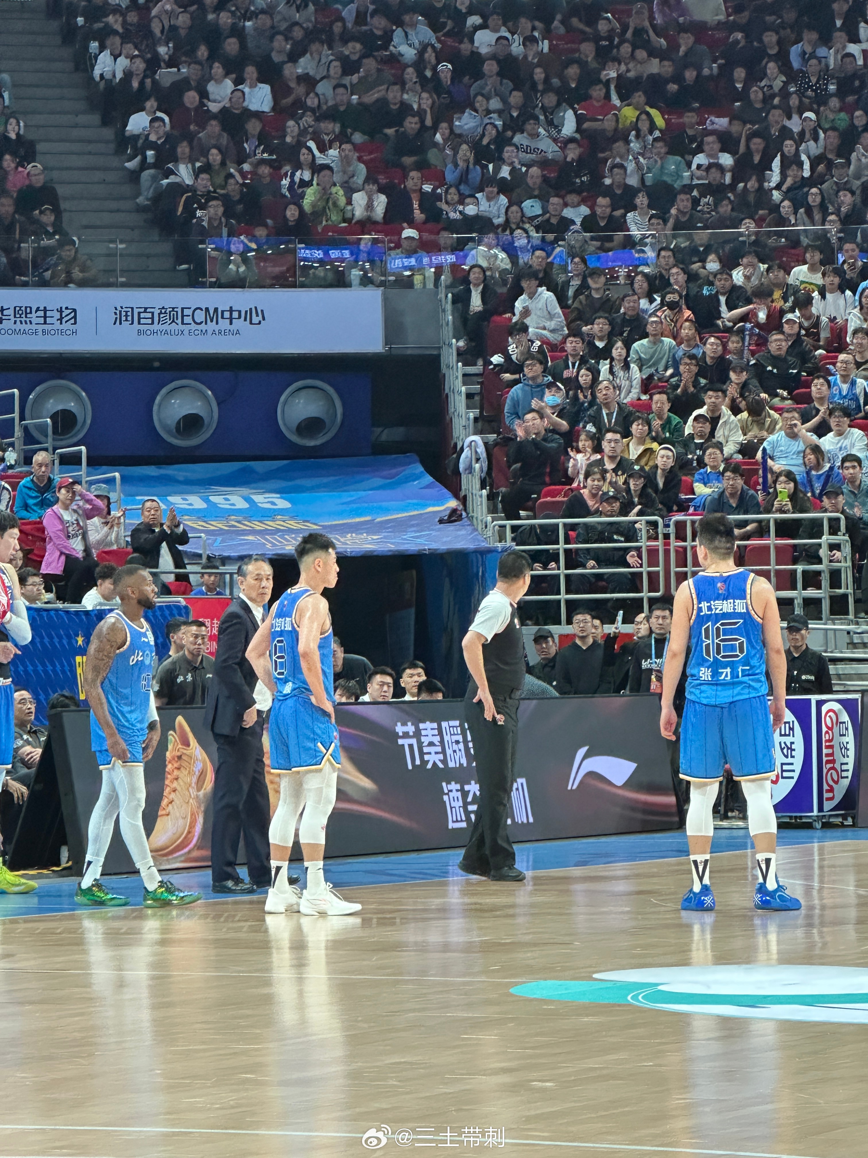 北京男篮vs广州男篮瞎吹！！！阿基五犯罚下去了！ 北京·五棵松