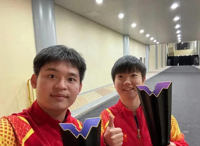 王楚钦与粉丝宝宝合影时充满爱心，被赞“孩子王”。莎莎收获可爱礼物，国乒小将生活多