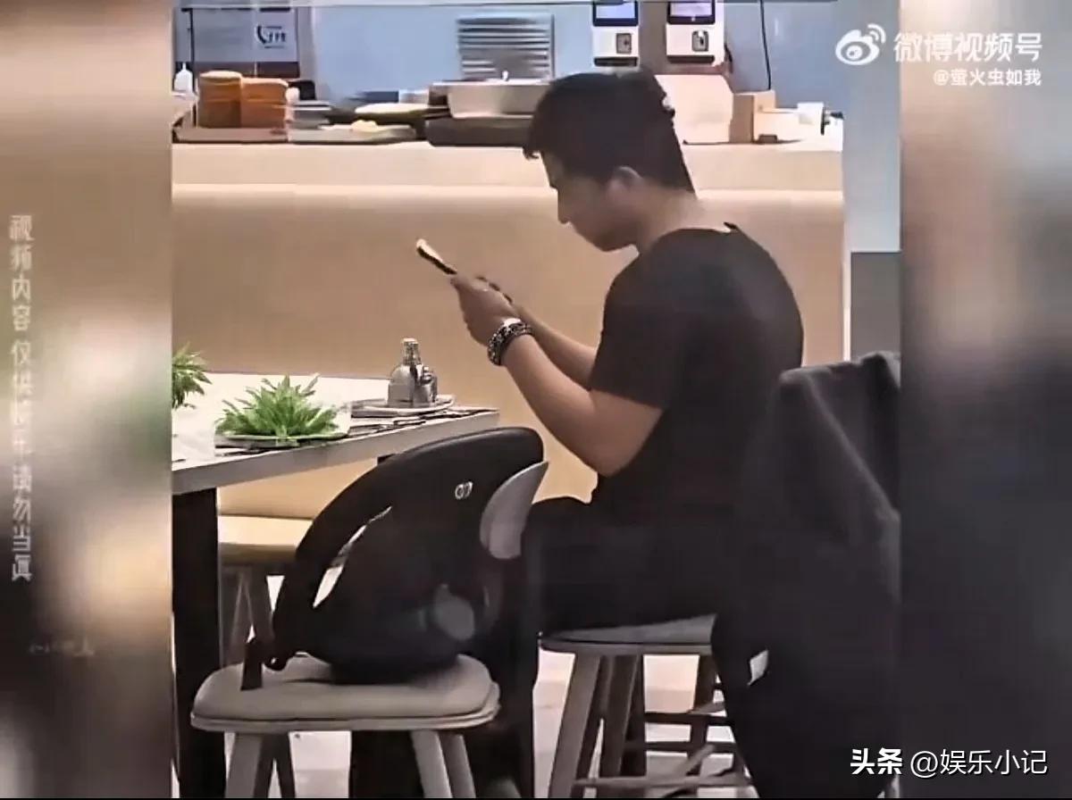 刚看到这个热搜，我直接看出一身冷汗。

吉林财经大学食堂里，一个小伙捧着花等女生