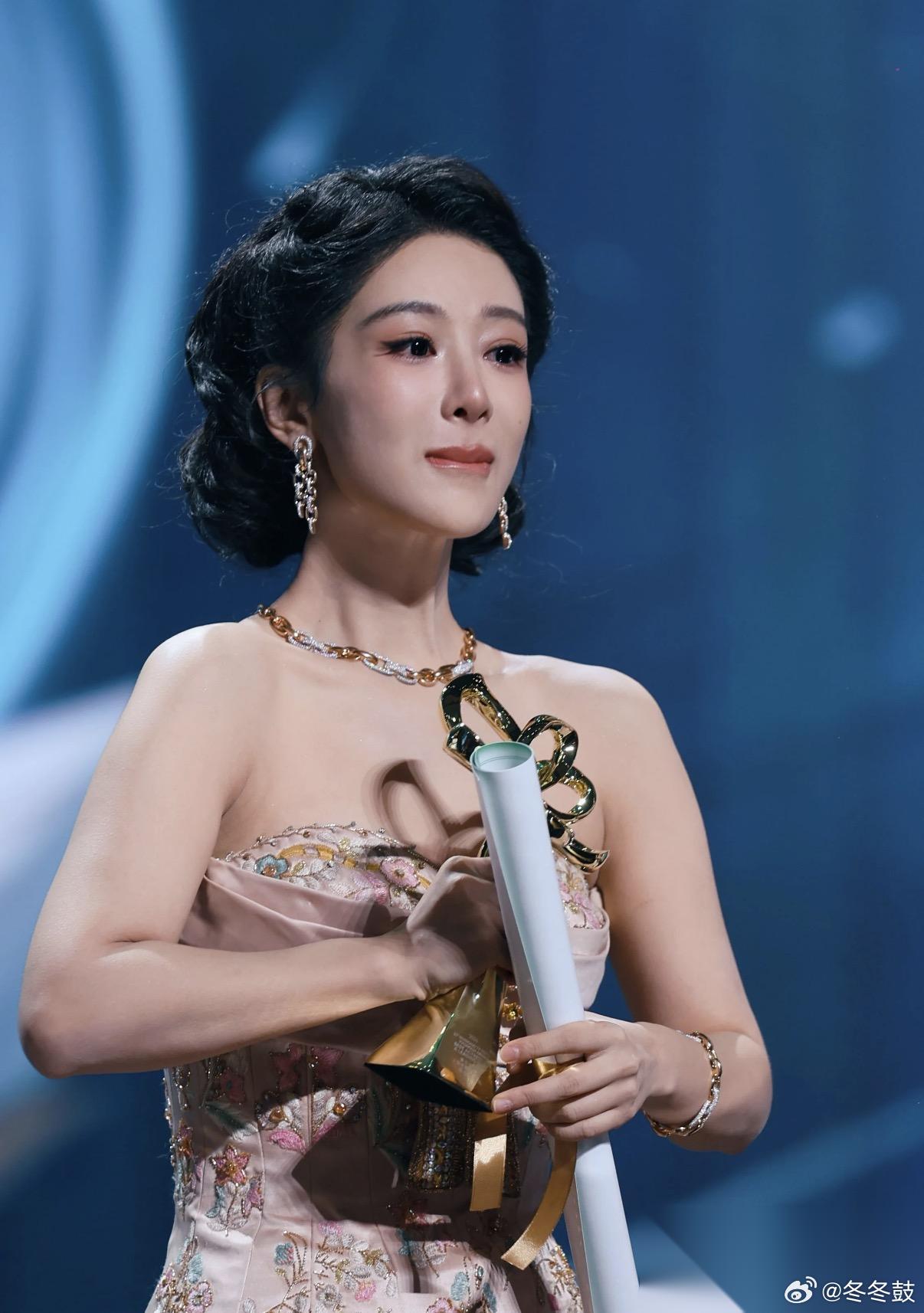 有一件事！  想不明白。  杨紫拍了那么多部剧，演技也好，观众也认，怎么现在才拿