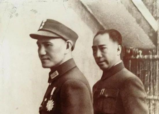 1945年底，蒋介石成立了以自己为首的一个五人秘密小组，成员包括钱大均、胡宗南、