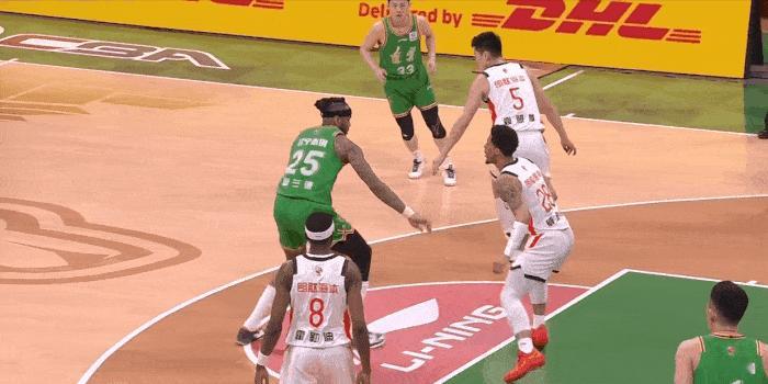 争议！莫兰德这球吹威金顿假摔？值得商榷！从慢动作回放来看，明显的莫兰德沉肩撞倒了