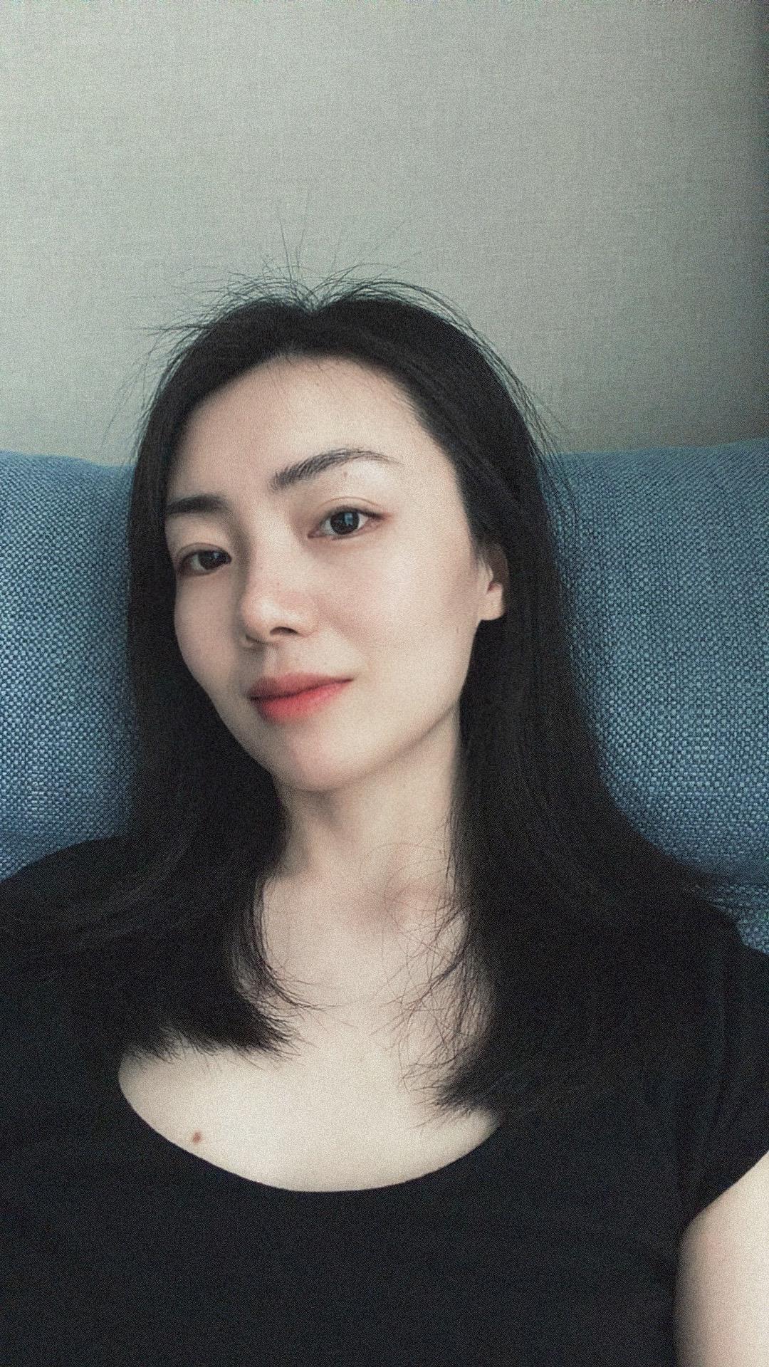 "我依然期待我的达西先生
会从薄雾晨曦中走来
带着炙热的爱恋
踏着露水，披着晨雾