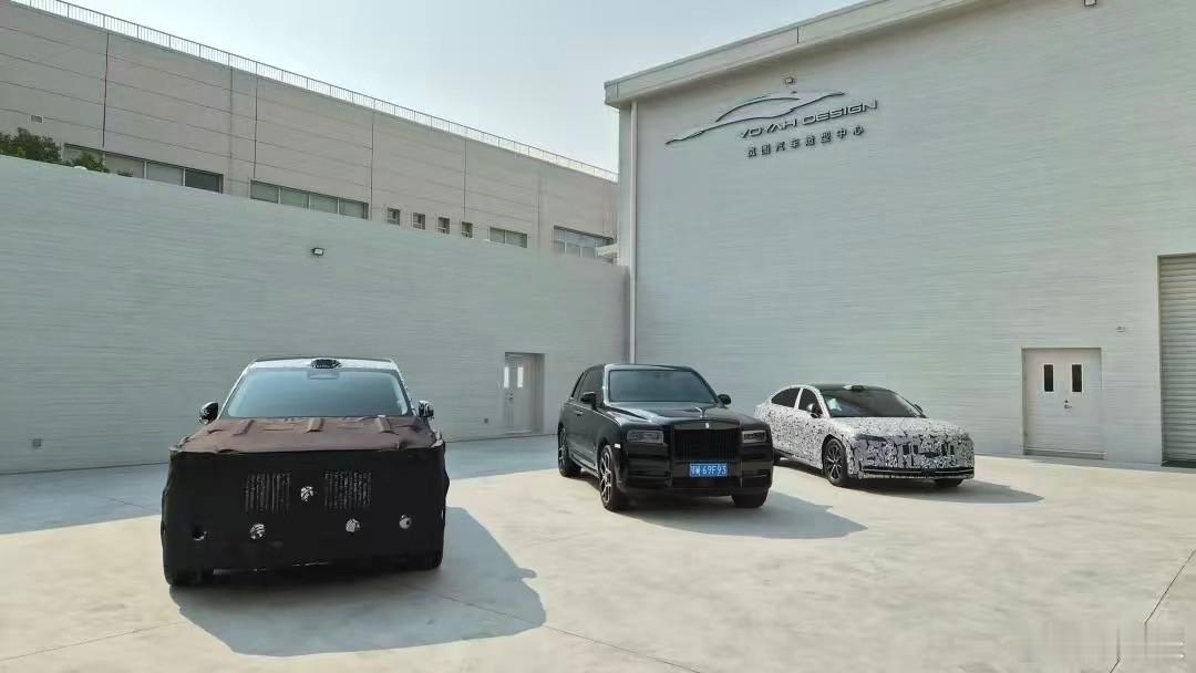 岚图追光L和泰山SUV与劳斯莱斯库里南同框，展现中国品牌冲击高端的实力。泰山SU