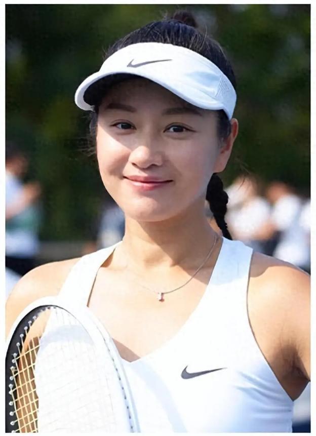 1998年，瞿颖拿出10万元在常德给哥哥买下三居室婚房。同一年，她在北京接广告、