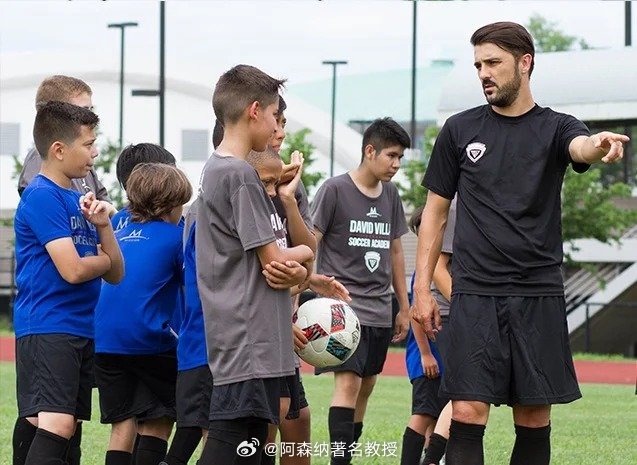 比利亚谈阿隆索、阿尔特塔、法布雷加斯、托雷斯……这代教练群体时表示：“（笑）看来