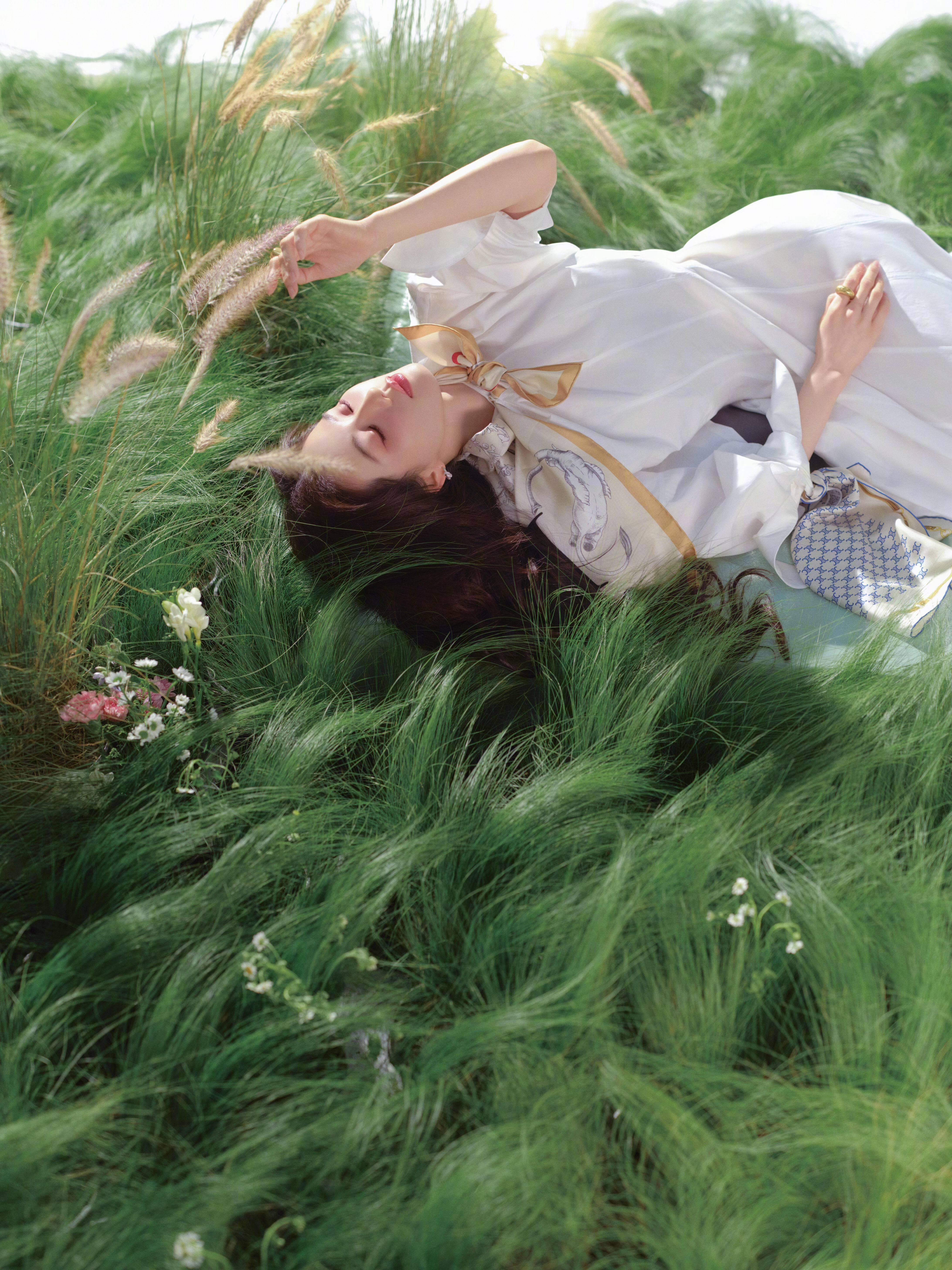 #咪咕星鲜事##刘诗诗39岁捧花照#舒展又轻盈，优雅又清透，每一张都好贴合的气质