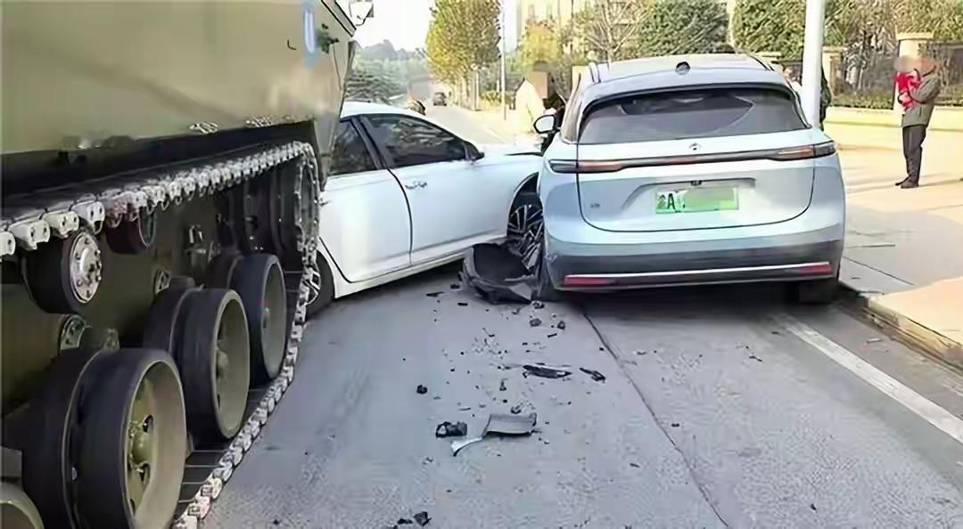 轿车掉头撞上装甲车还殃及无辜车辆 全责结果引网友热议
 
2025年12月2日重