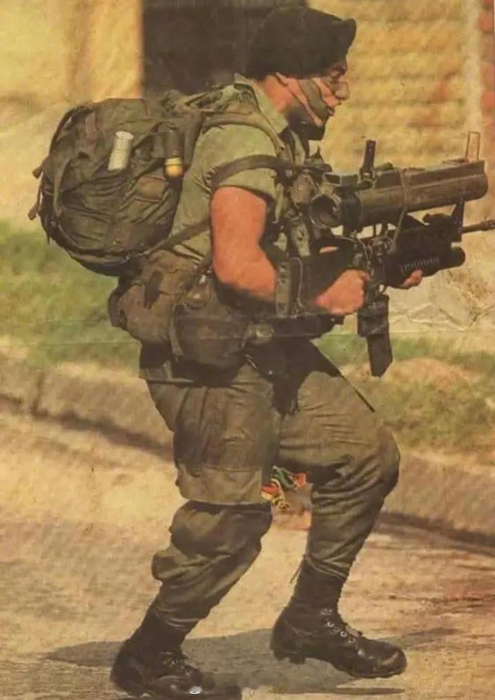 兵器影像 南美洲的疯狂武器脑洞——一名萨尔瓦多士兵手持带有M203榴弹发射器的M